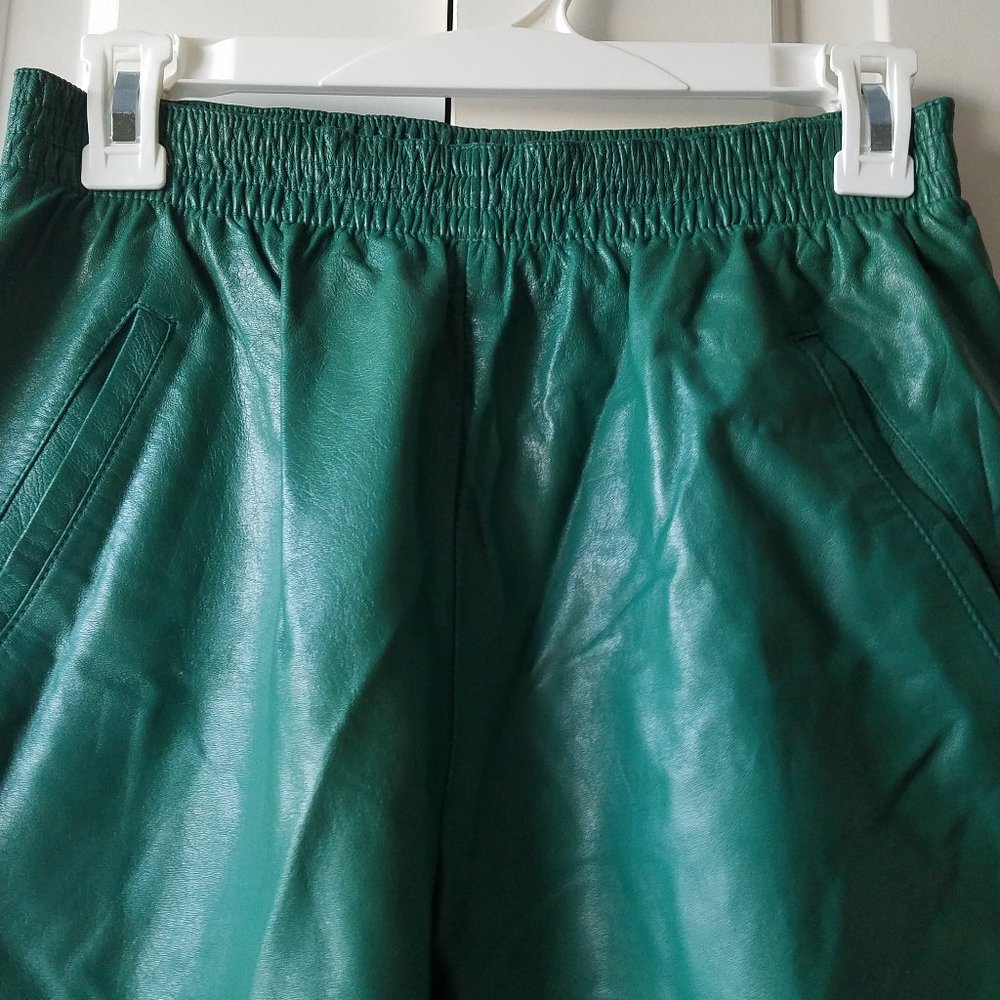 Magnificent pant made of genuine leather.